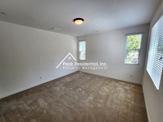 Building Photo - Very Nice 4bd/3ba Elk Grove Home in Gated Community!