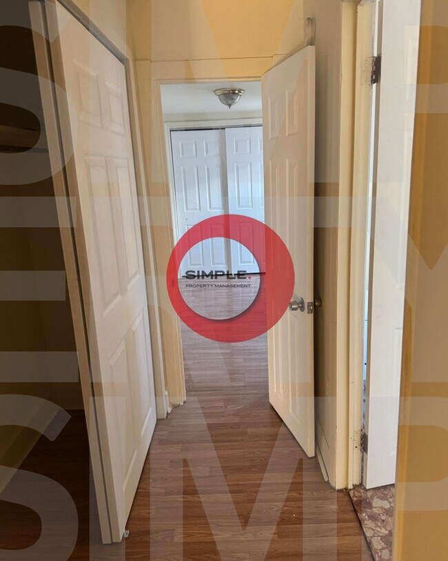 Building Photo - Great Location