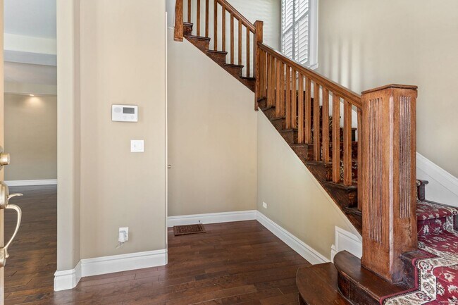 Building Photo - Beautifully updated 3 BR 3 bath Victorian home 7 blocks from Washington Park