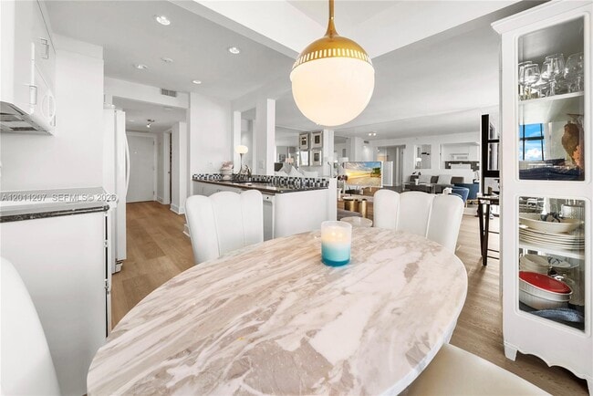 Building Photo - 2555 Collins Ave