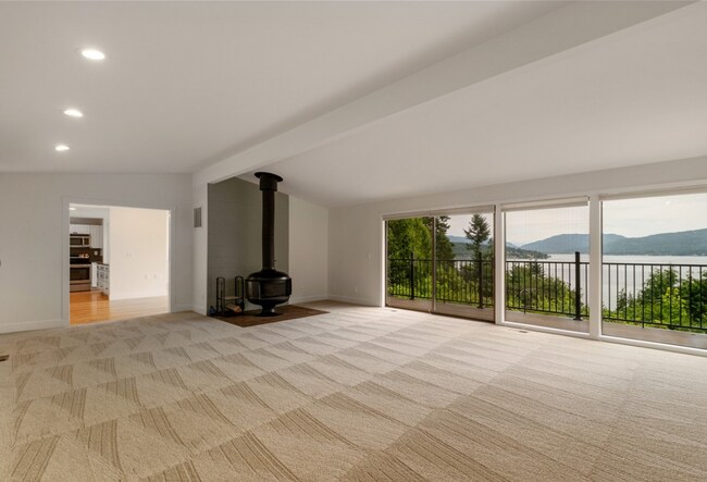 Building Photo - Elegant 4 bed home with Lake Sammamish Vie...