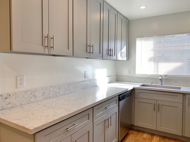 Building Photo - 1425 N Harper Ave