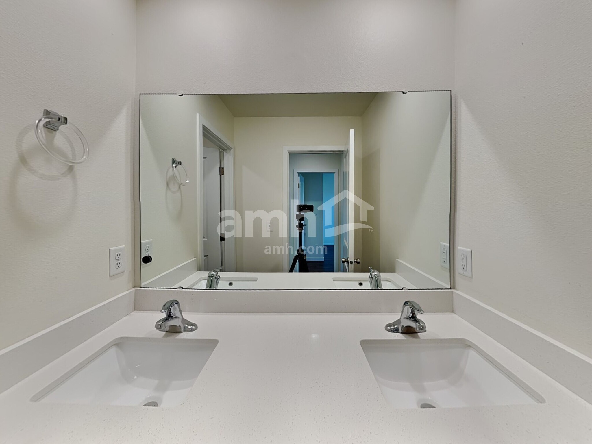 Building Photo - 2323 NW Matteo Dr