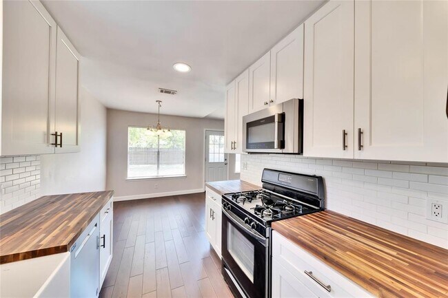 Building Photo - 519 Yucca Dr