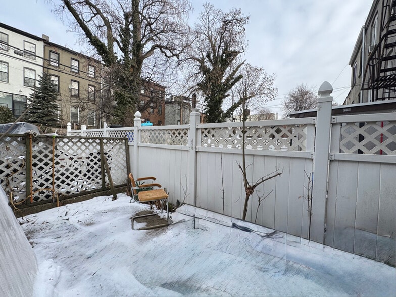 Building Photo - 329 Bainbridge St.