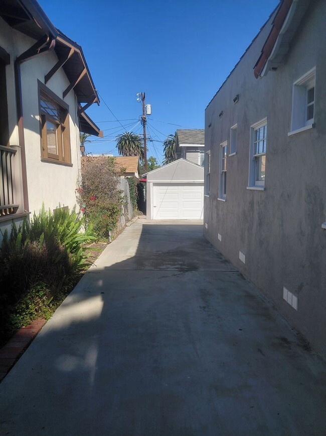 Building Photo - 1010