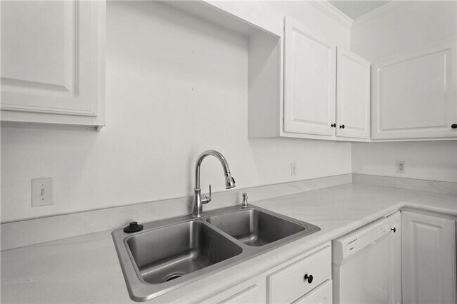 Building Photo - Spacious 3-Bedroom Townhouse in Prime Savannah Location, Move-in Special: FREE RENT for December!!
