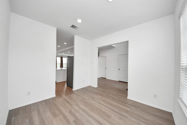 Building Photo - 24063 Hawthorn Lks Dr