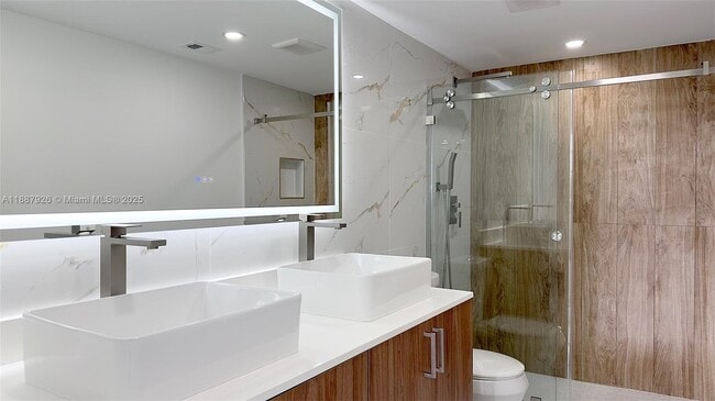 Building Photo - 3301 N Country Club Dr