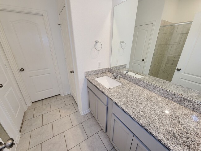 Building Photo - Discover this charming single-story home, ...