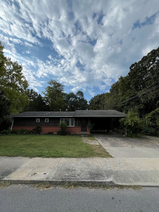 Building Photo - 3 bedroom 2 bath home in FAY, near campus and Greenway.