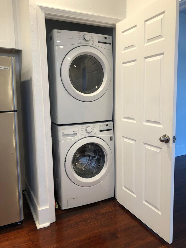 Building Photo - 2001-2003 Rev John