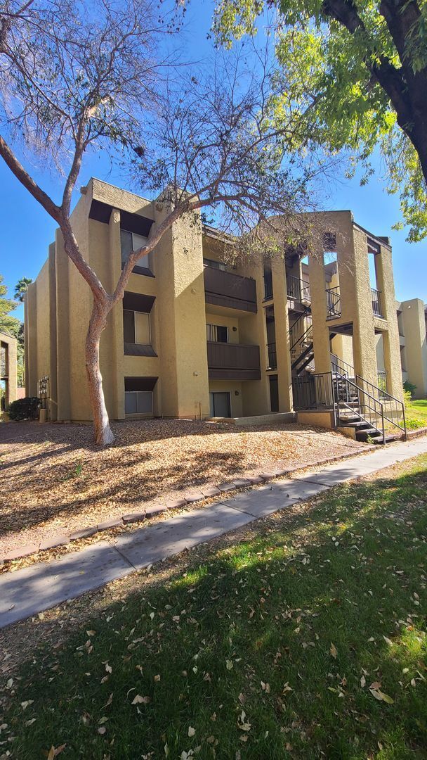 Building Photo - 1 bedroom 1-Bath Condo  Bldg. 6 Unit #333 Gated Community