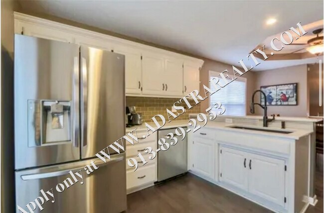Building Photo - Beautiful 4 Bed 3 Bath Home in Olathe-Comi...
