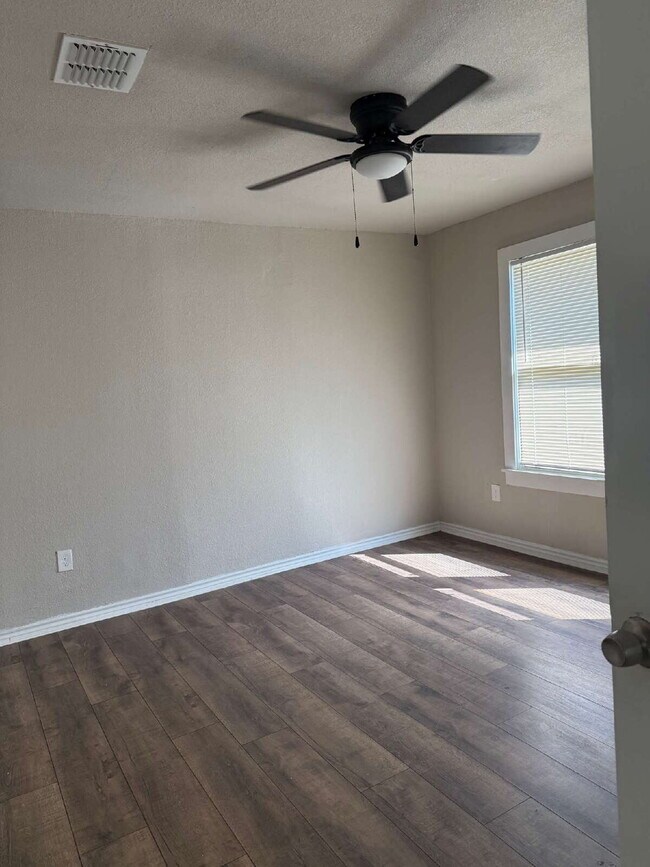 Building Photo - Gorgeous 4 Bed/1 Bath in the Hot Wells Neighborhood