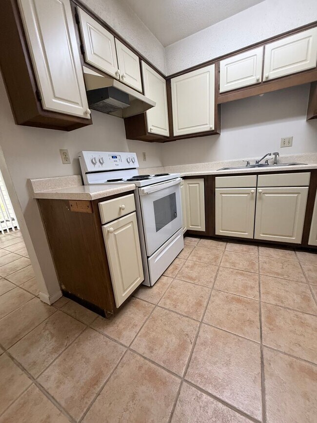 Building Photo - New Listing!