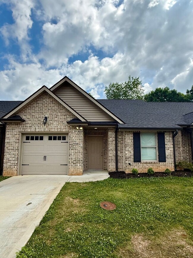 Building Photo - Knoxville 37912 - 2 bedroom, 2 bath condo - Contact Chad Weeks 865-567-6193