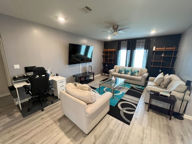 Building Photo - Stunning 4-Bedroom Home in Zachary's Mirav...