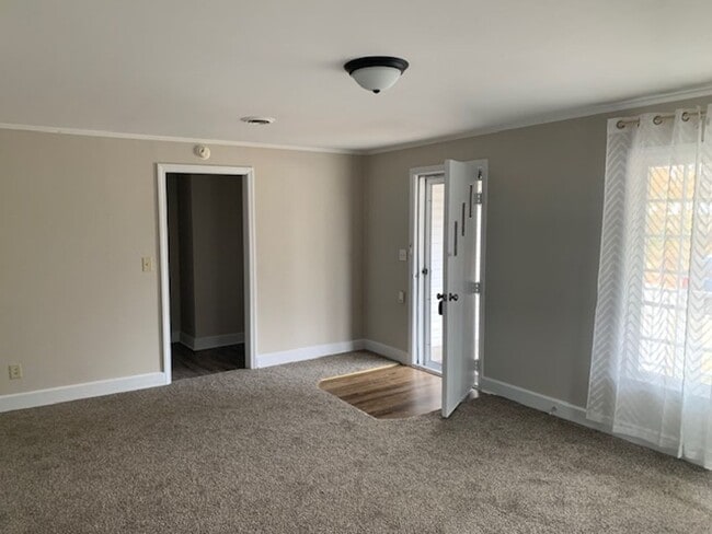 Building Photo - 2 Bedroom 1 Bathroom Home