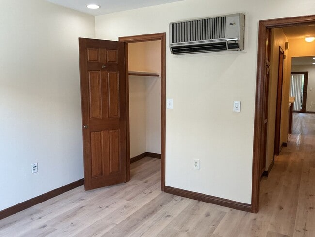 Building Photo - Los Caballeros #325