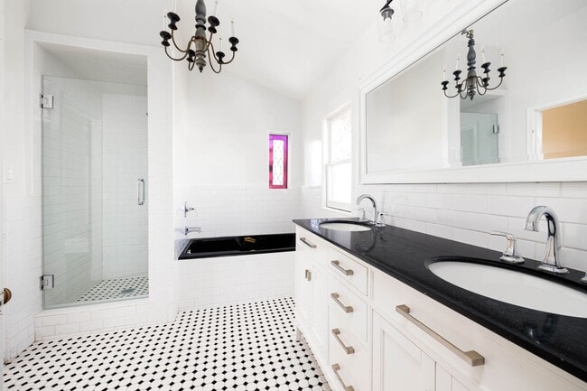 Building Photo - Beautiful 2bed/2bath Victorian style home with extra room for an office and bonus attic room!