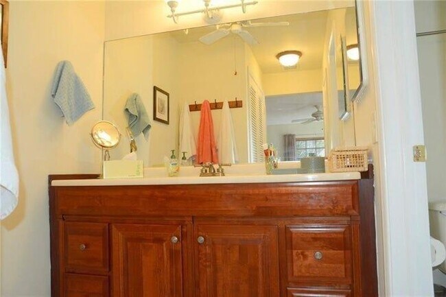 Building Photo - 6499 Bay Club Dr