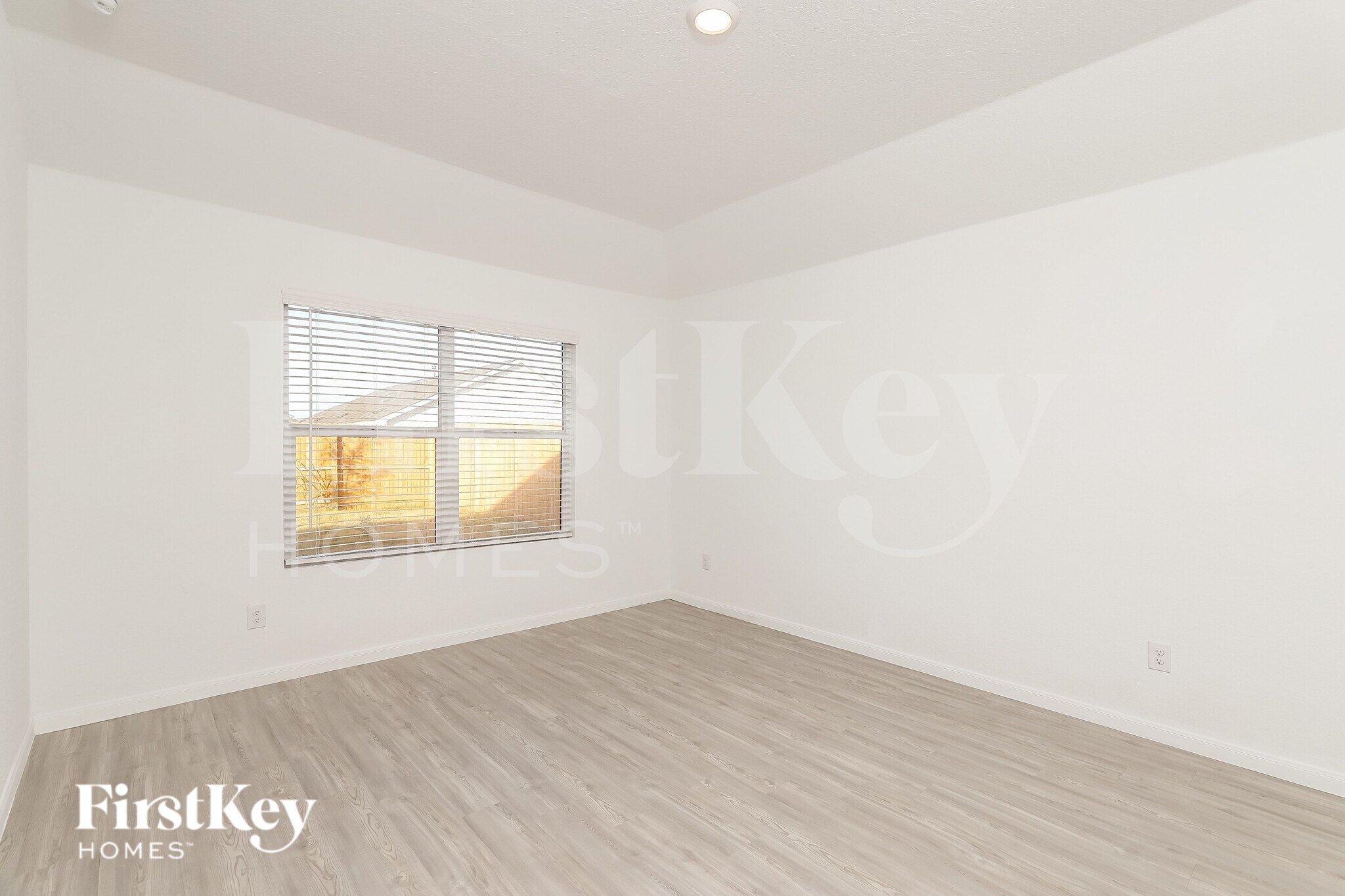 Building Photo - 10710 Vinateros Dr