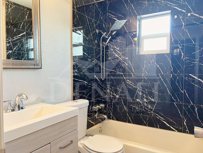 Building Photo - 2726 E Willetta St