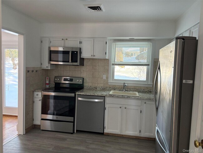 Building Photo - 7 Highview Dr