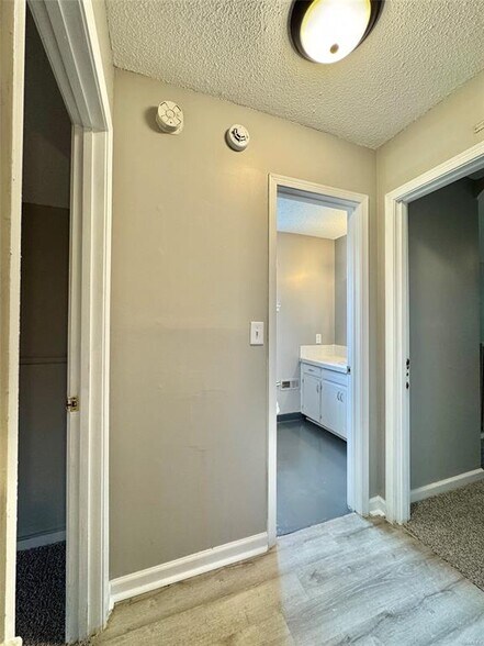 Building Photo - 697 Chatsworth Dr