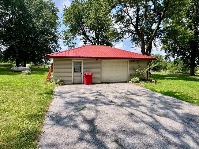 Building Photo - 3-Bedroom Country Home on Nearly 5 Acres with Detached Garage