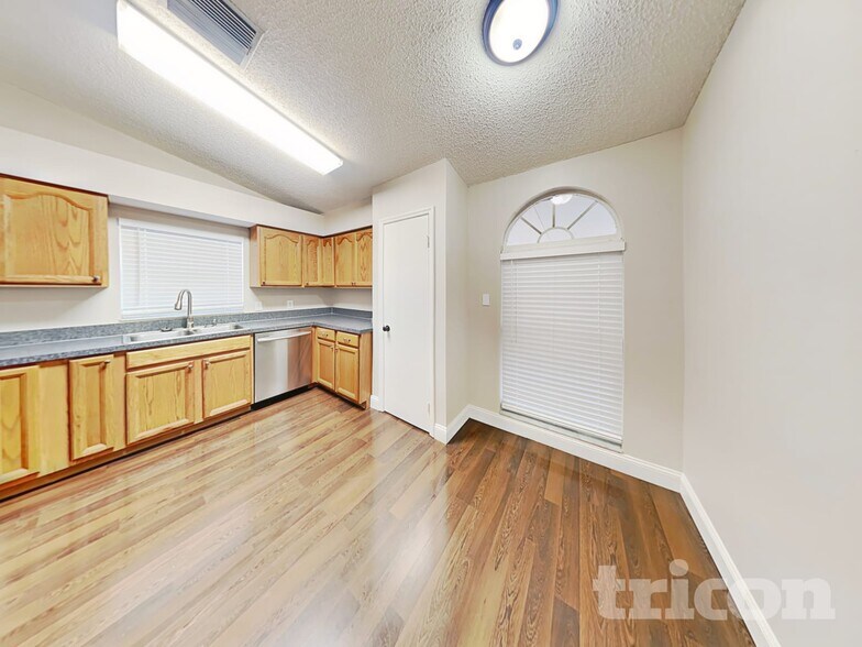 Building Photo - 1115 Hardwood Dr
