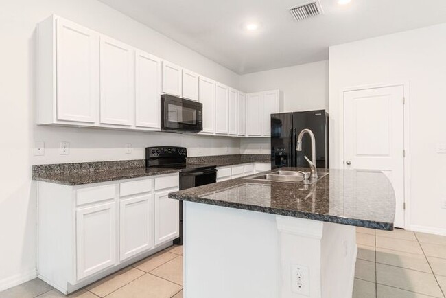 Building Photo - Spacious 3-Bedroom Townhome in Desirable U...