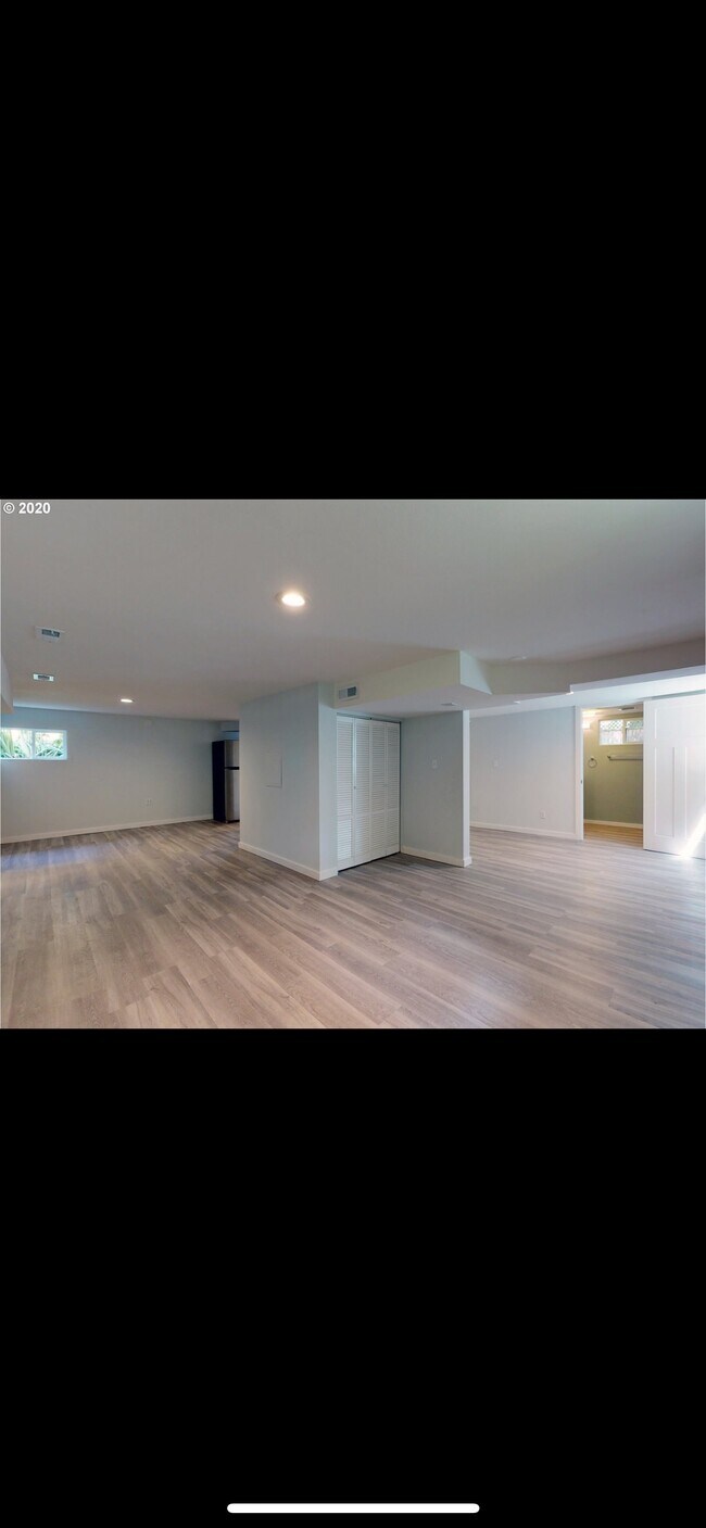 Building Photo - 7924 N Brandon Ave