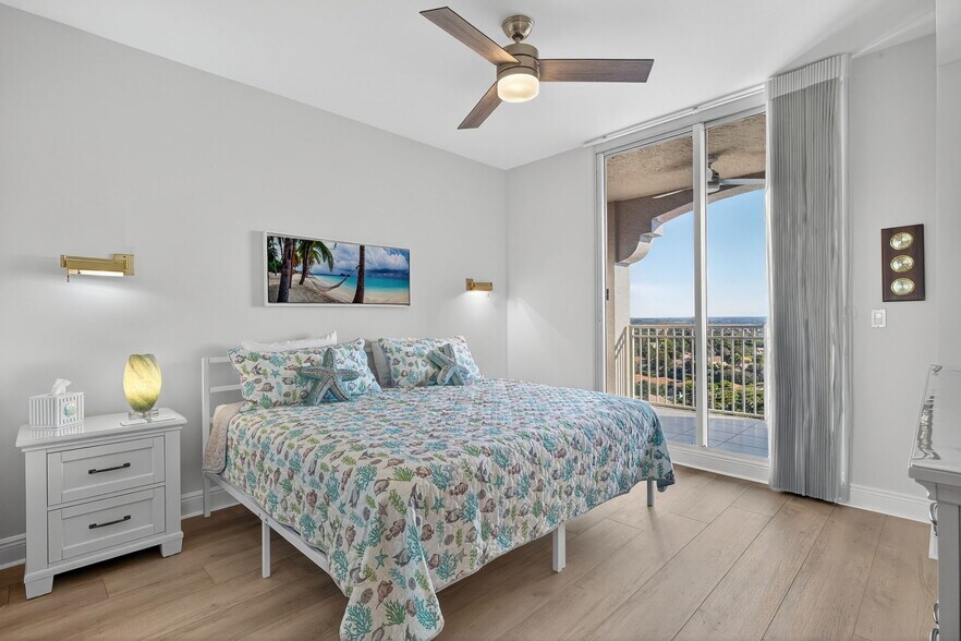 Guest bedroom with balcony & floor to ceiling sliders overlooking Naples & lake - 1001 Arbor Lake Dr