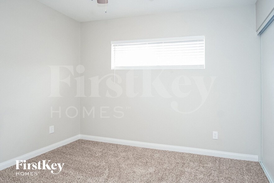 Building Photo - 5060 E Newton Dr