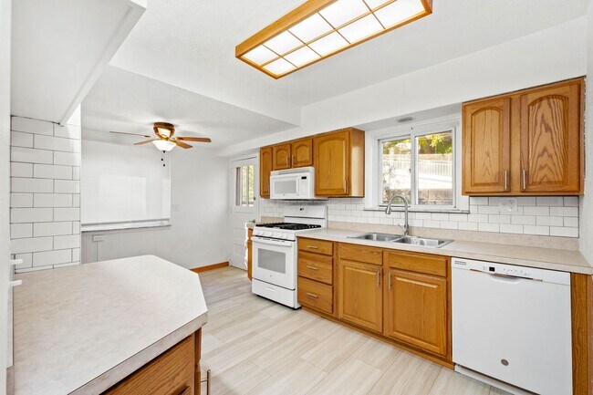 Building Photo - AVAILABLE SEPT 1ST!! GORGEOUS 3 BEDROOM IN...