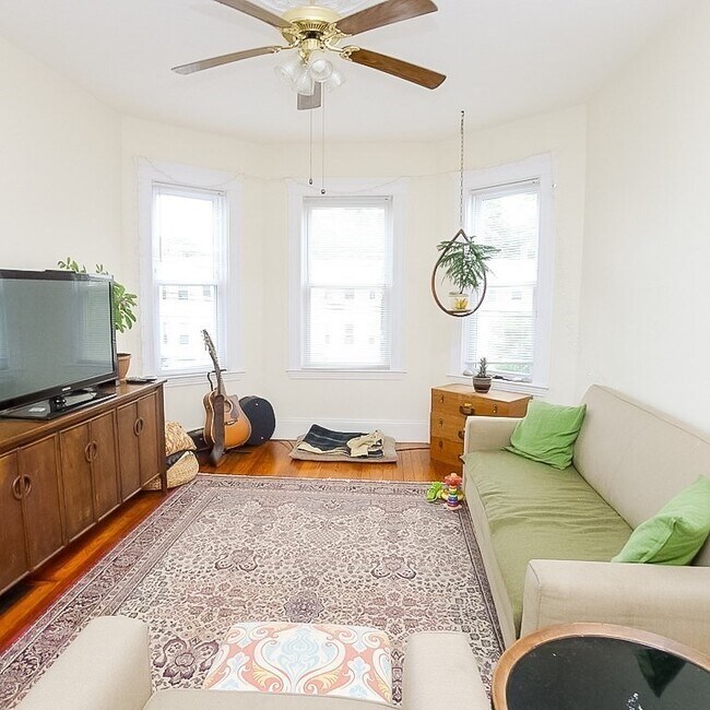 Building Photo - 18 Gibson St