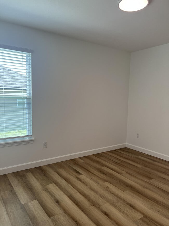 Building Photo - 3713 Swan Ct