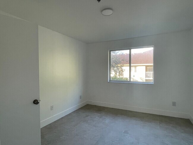 Building Photo - 450 S Park Rd