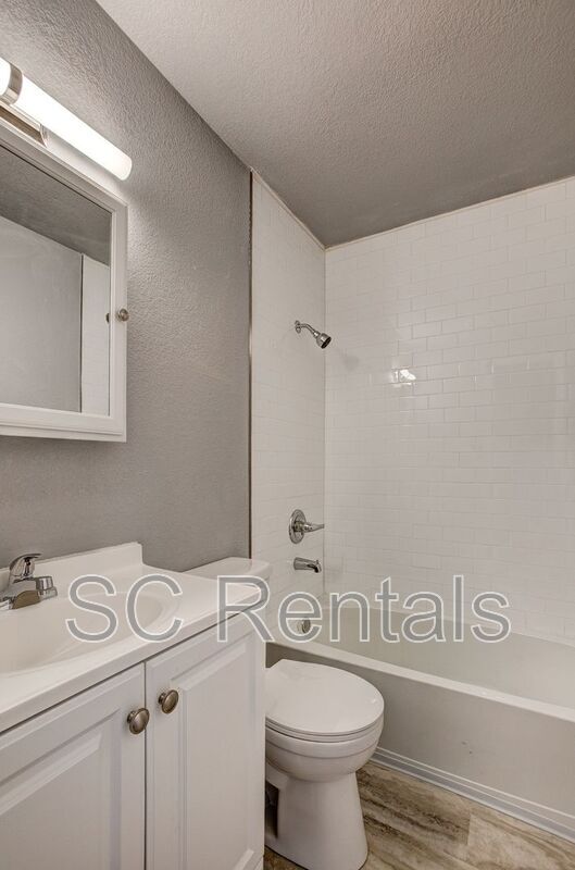 Building Photo - 526 S Howes St