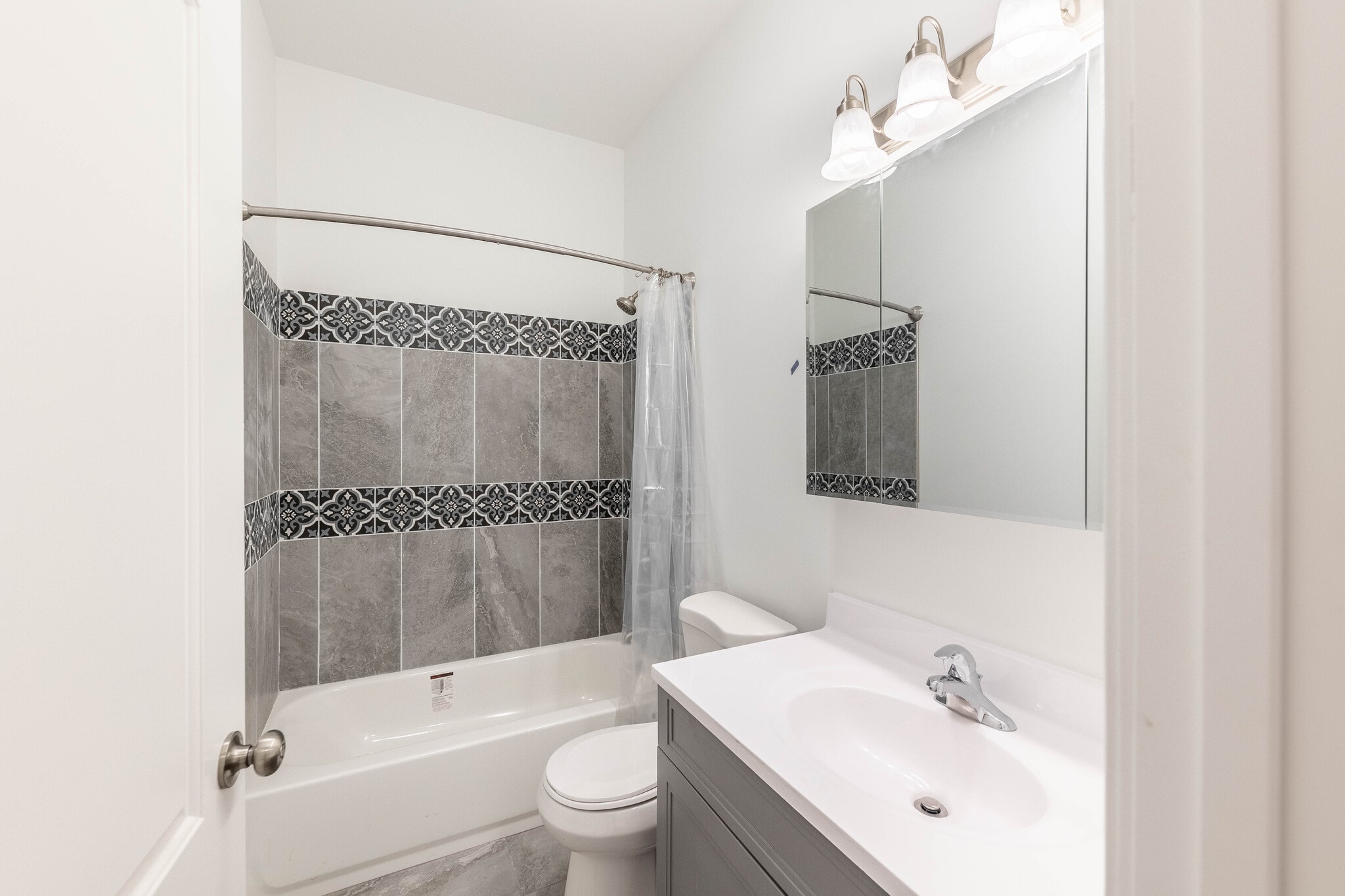 Building Photo - 914 W 19th Plz