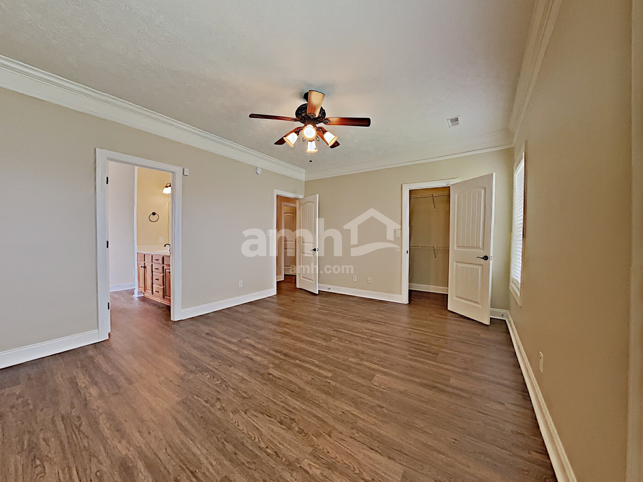 Building Photo - 1131 Longwood Dr