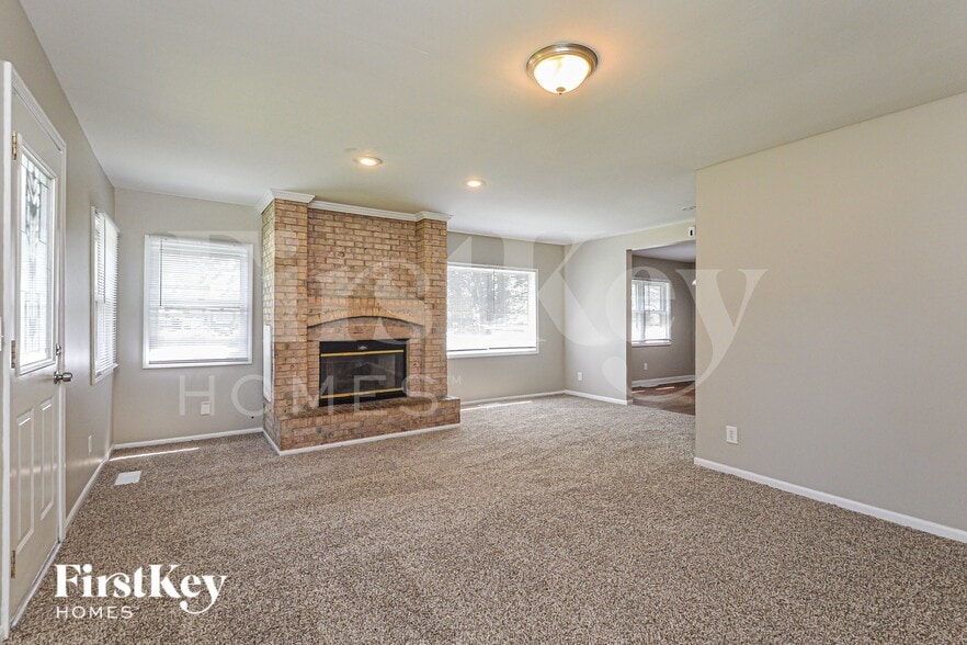 Building Photo - 611 W Oakwood Dr