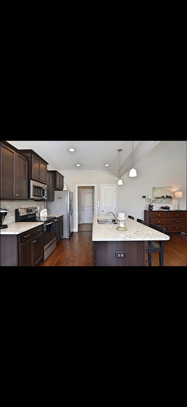 Building Photo - 605 Summerdawn Pl