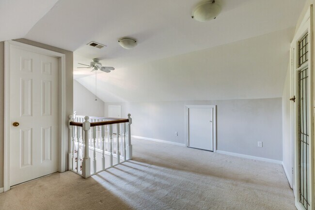 Building Photo - Gorgeous End Unit 2 Bedroom 2 Bath Near Sh...