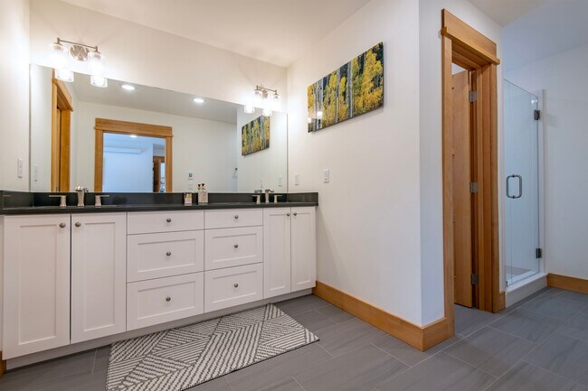 Building Photo - Seasonal Rental 10/1/25 - 5/30/26 Modern F...