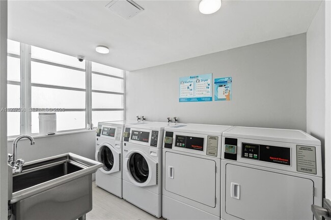 Building Photo - 1408 Brickell Bay Dr