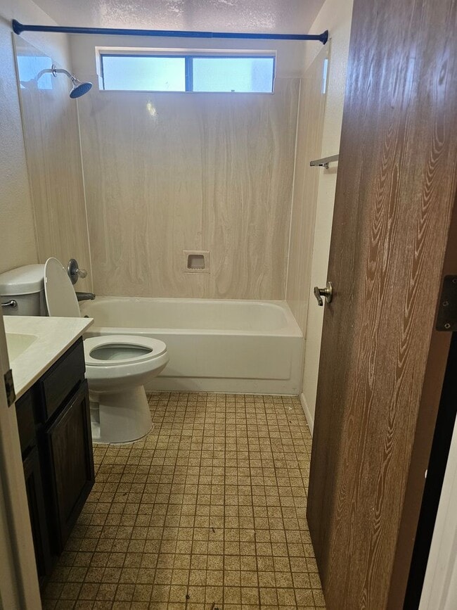Building Photo - Amazing 2 bedroom with indoor laundry