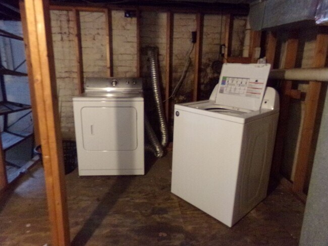Building Photo - -- APPLICATION PENDING - 3 BR/ 2 BA Large ...
